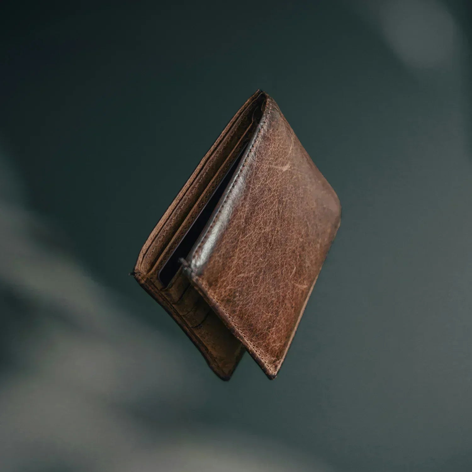 Qu'est-ce qu'un portefeuille ? Définition, histoire et rôle d'un accessoire essentiel